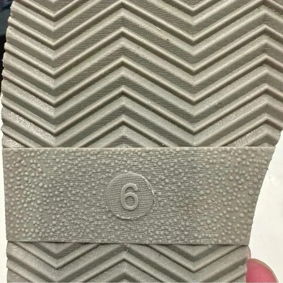 Frozen gray & white w/ snow flakes & rhinestones girls boots size 6 NWOT - Picture 9 of 10